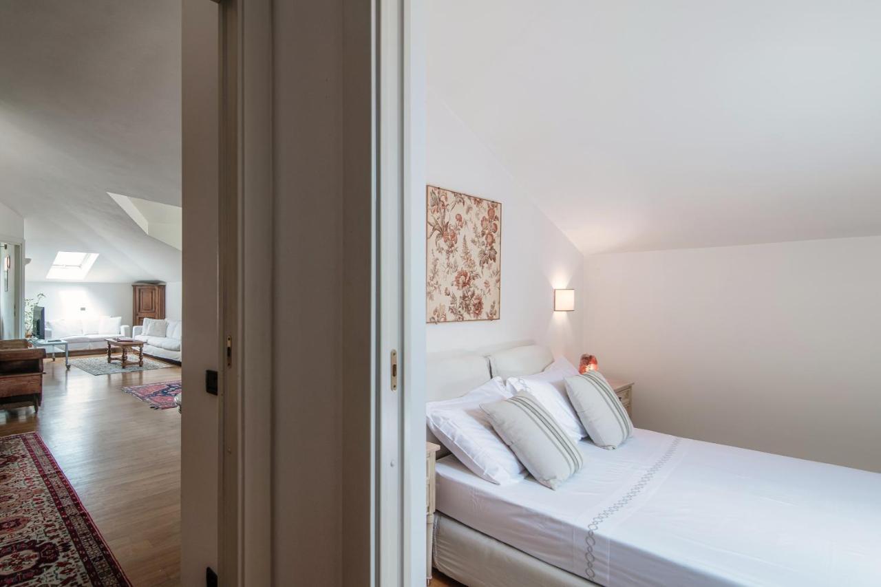 I D'A Charming Penthouse - Lake View- Como- House-130 Mt-2 Double Bedrooms And 2 Double Bathrooms A Spacious Living Room-Full Equipped Kitchen-Private Garden And Terrace-Private Covered Parking Exterior foto