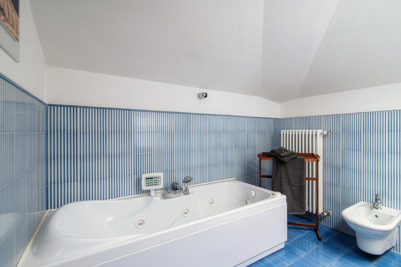 I D'A Charming Penthouse - Lake View- Como- House-130 Mt-2 Double Bedrooms And 2 Double Bathrooms A Spacious Living Room-Full Equipped Kitchen-Private Garden And Terrace-Private Covered Parking Exterior foto